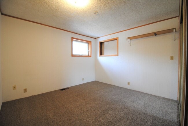 Building Photo - Huge 5 Bed / 3 Bath w/ 2 Car Garage
