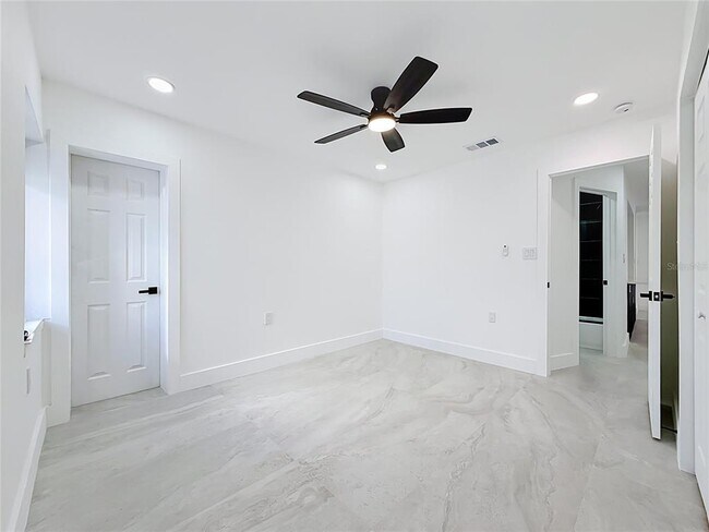 Building Photo - 2472 Tradewinds Dr