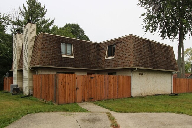Building Photo - Spacious Rooms, fireplace and patio