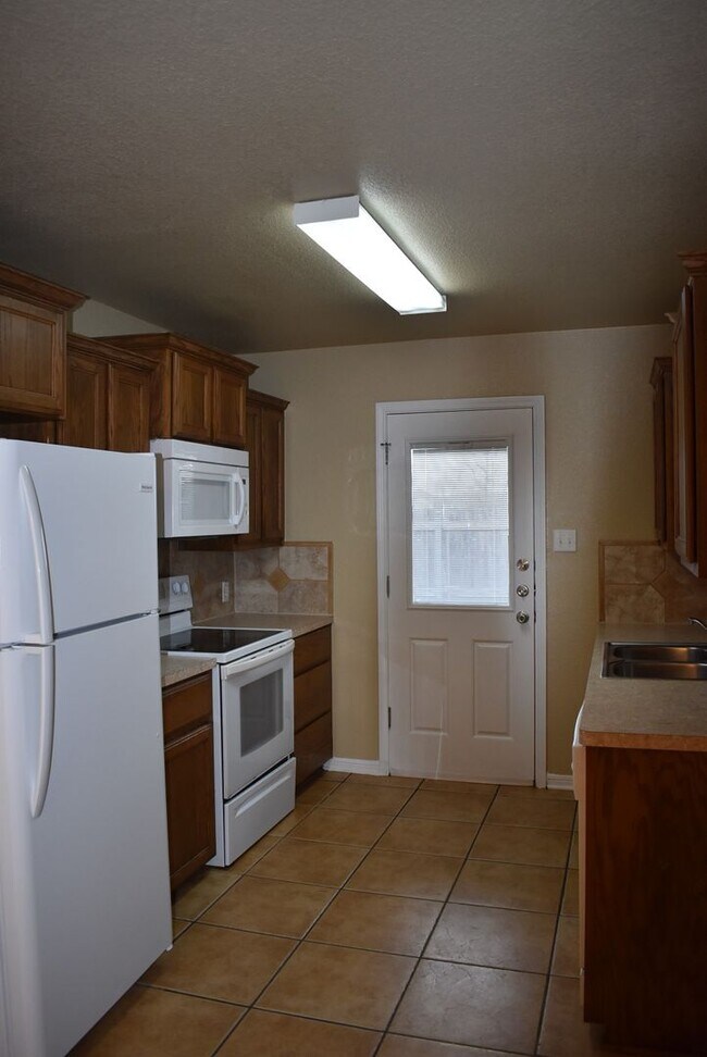 Building Photo - 1600 Nicholas Cir