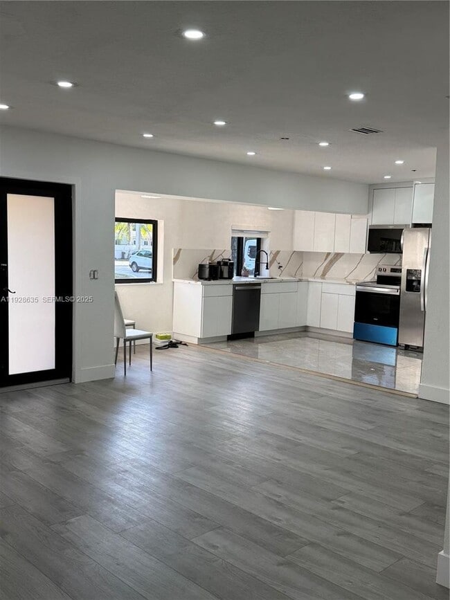 Building Photo - 1601 NE 158th St