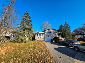 Building Photo - 1535 E Jane Ave