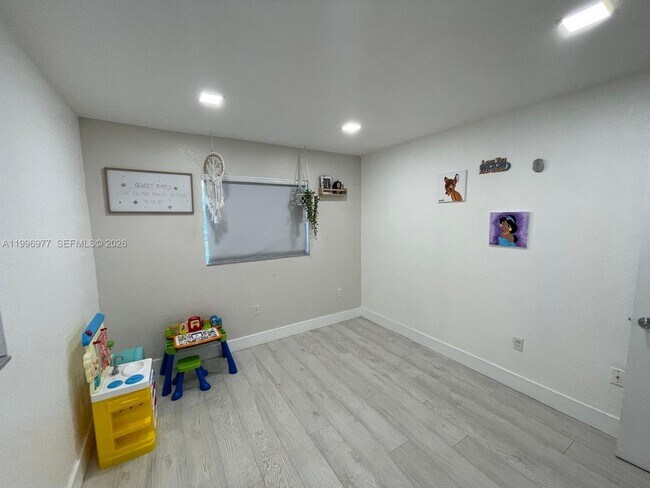 Building Photo - 325 NW 19th Ln