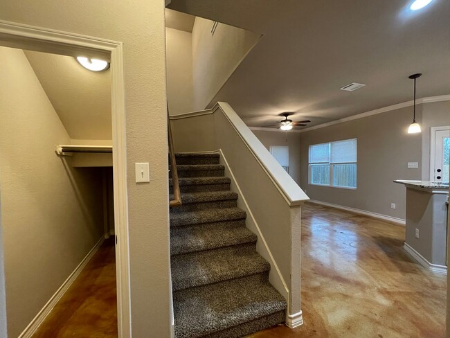 Building Photo - Town home for rent