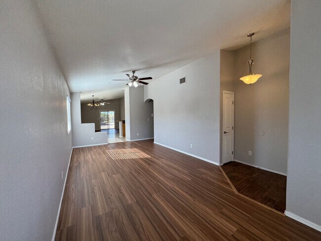 Building Photo - Great 4Bdm 2Ba Home, in a well desired loc...