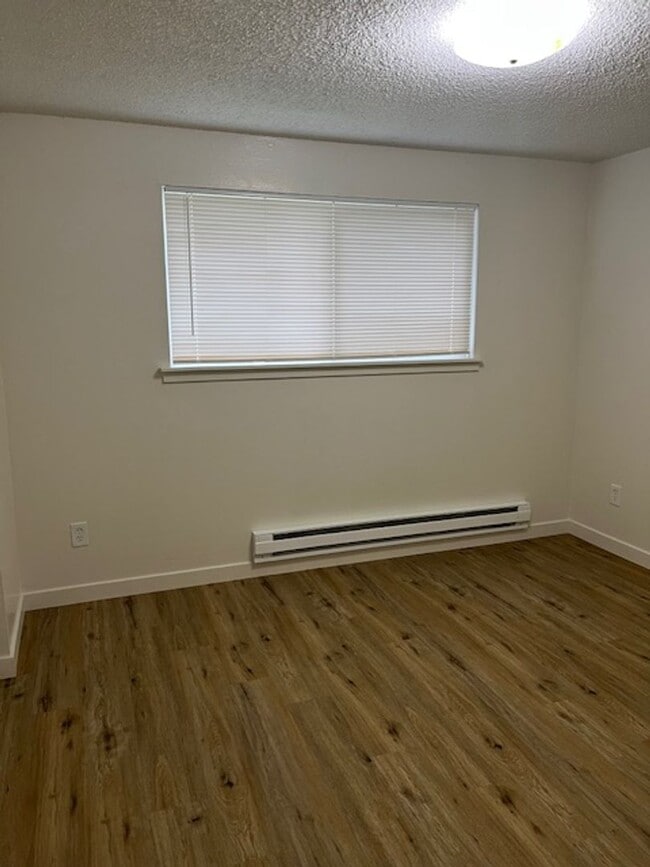 Building Photo - Meeker Creek Tri-Plex