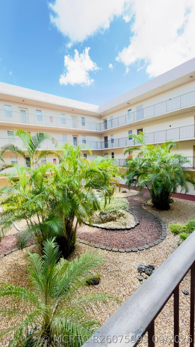 Building Photo - 2801 Somerset Dr