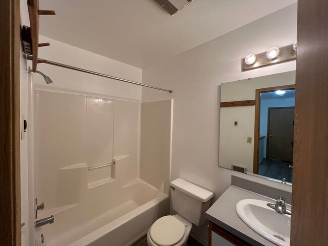 Building Photo - 4 Bed 2 Bath 2 Car Garage Unit Close to WWU and Fairhaven