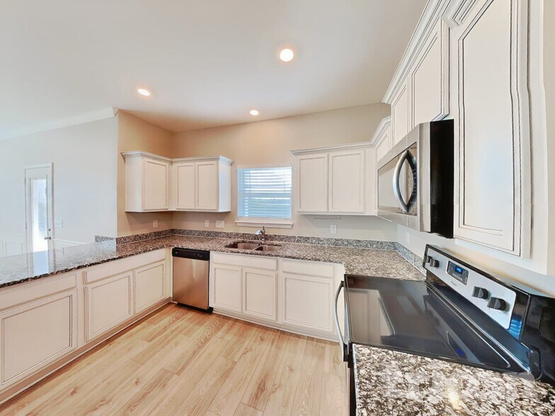 Building Photo - 2043 Shafer Dr