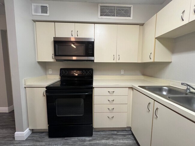 Building Photo - 2/1 Condo in Gated Lakefront Altamonte Com...