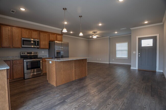 Building Photo - Charming 2 bedroom!