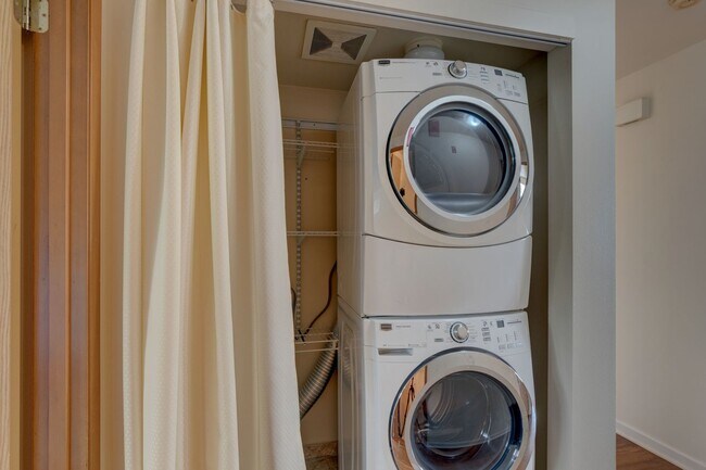 Building Photo - 2 bedroom/2 bathroom: Ground-Floor Condo with Partial Water View