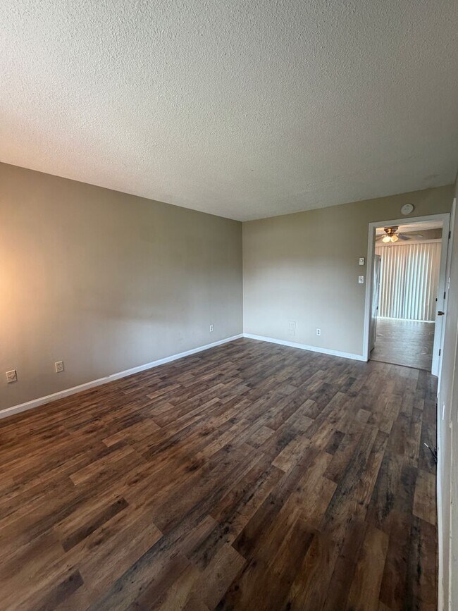 Building Photo - 220 Adams Ln