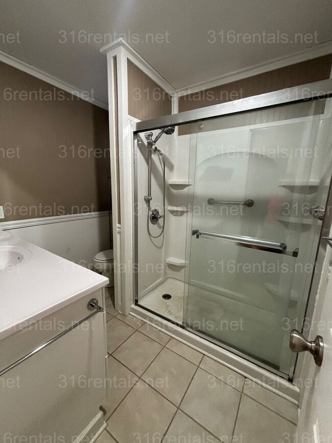 Building Photo - 3 bed 1 1/2 bath house available Now!!