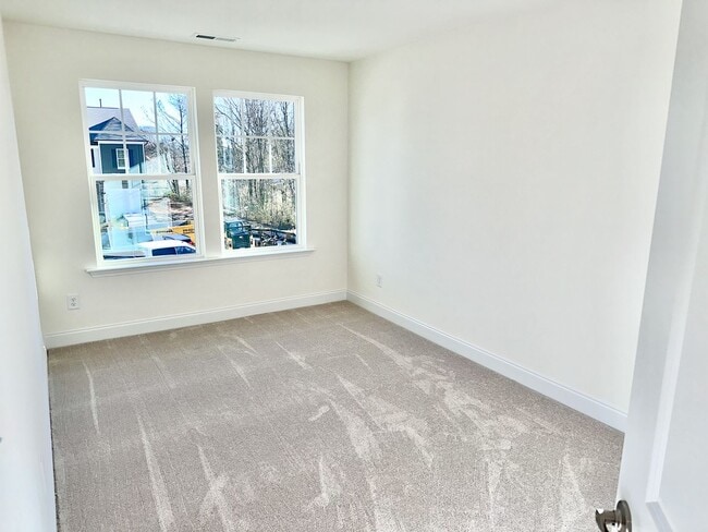 Building Photo - Bed 2.5 Bath End Unit Townhome In a Prime Location!!