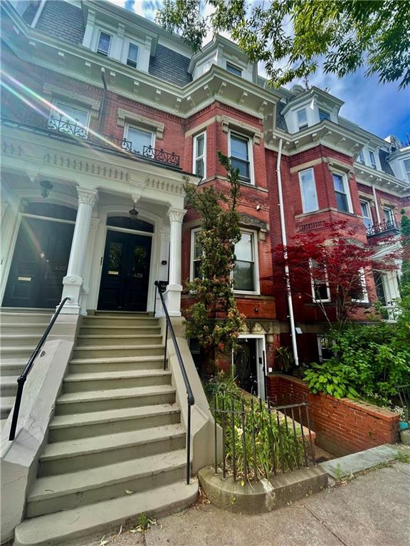 Primary Photo - 422 Broadway,
