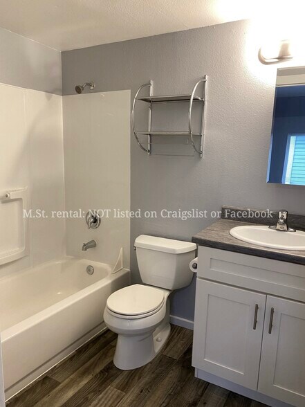 bathroom - 1502 S M St