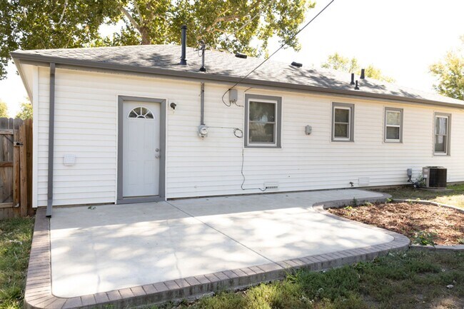 Building Photo - 3541 S Southwood Dr