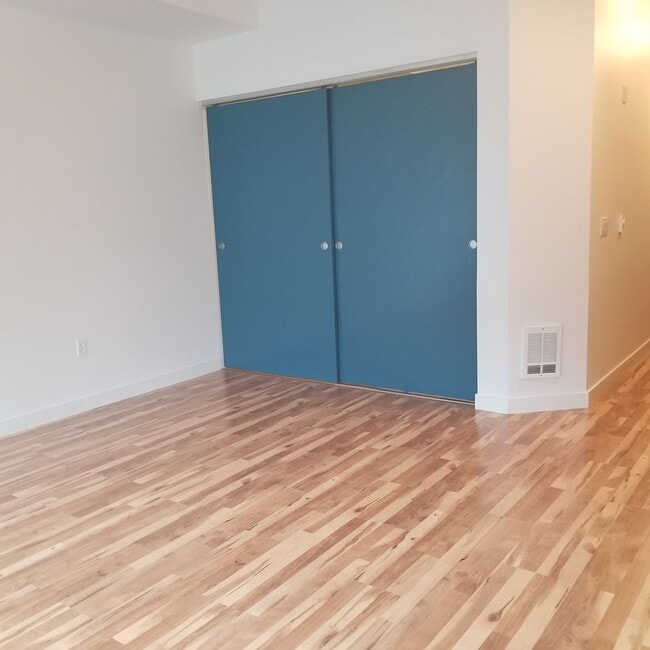 Building Photo - Contemporary 1 bedroom in downtown Kirkland