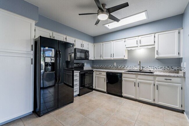 Building Photo - Charming Eastside Townhouse