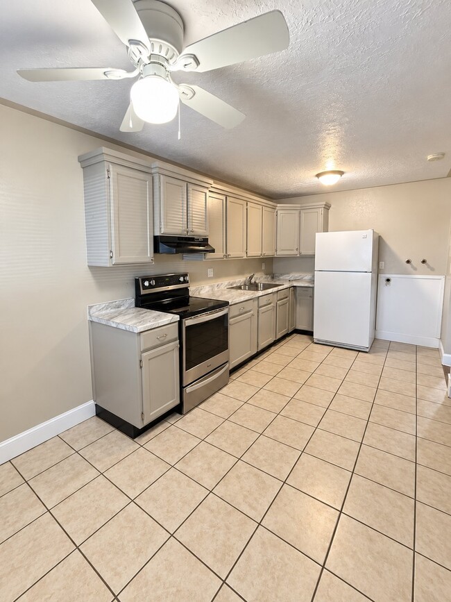 Building Photo - 1601 Ivy Cir
