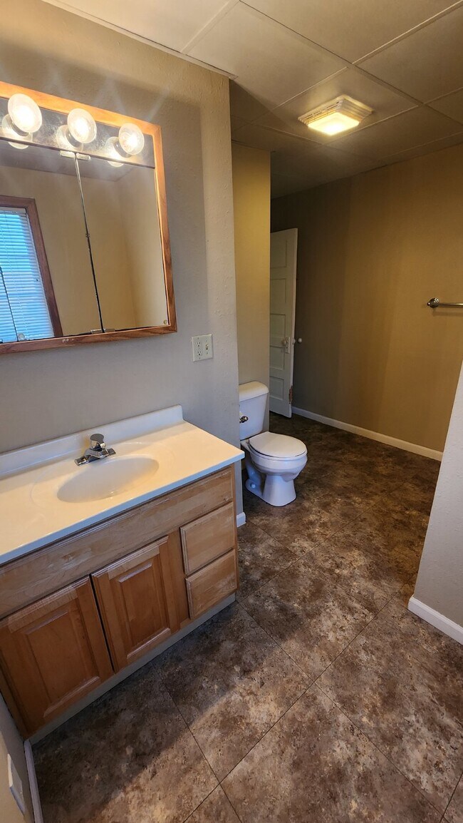 Building Photo - 2 Bedroom, 1 Bathroom Apartment For Rent D...