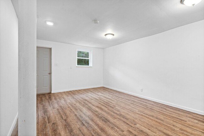 Building Photo - 1709 Golf Club Rd
