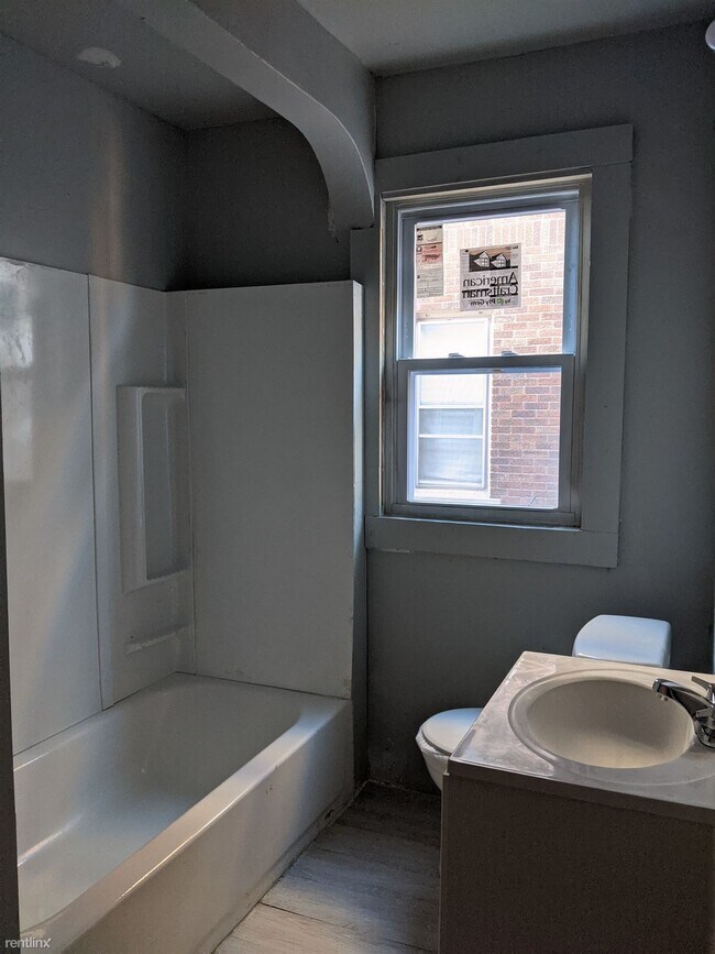 Building Photo - 2 br, 1 bath House - 3651 Bedford St Lower...