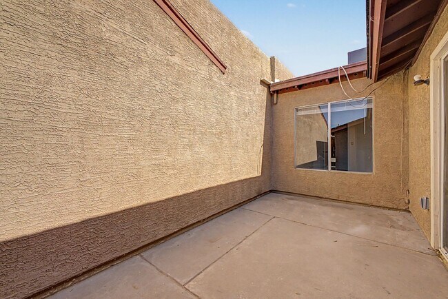Building Photo - Remodeled 2 bedroom 2 bathroom