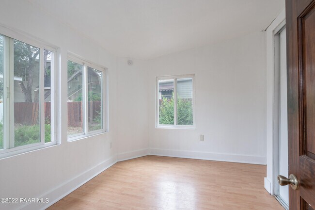 Building Photo - 331 N Mt Vernon Ave