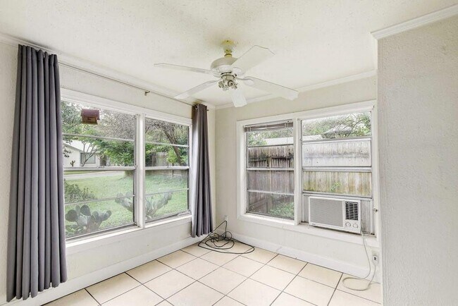 Building Photo - 505 Lbj Dr