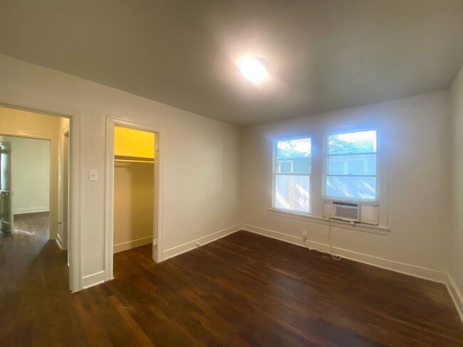 Building Photo - 4 Bedroom in Hyde Park!  Prelease for Augu...