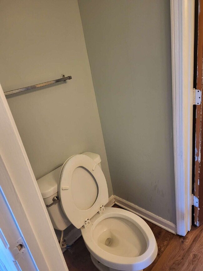 Building Photo - "Charming Goose Creek Townhouse: Cozy 2-Bedroom Retreat with Fireplace!"