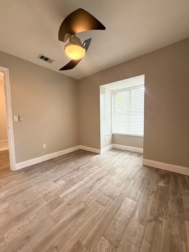 Building Photo - 621 Landings Pl