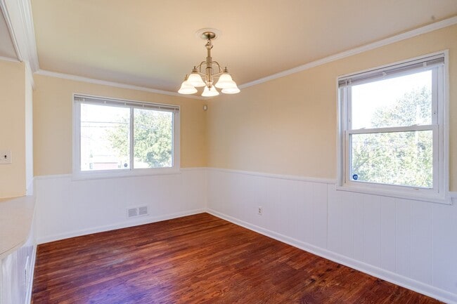 Building Photo - Charming End-Unit Townhome