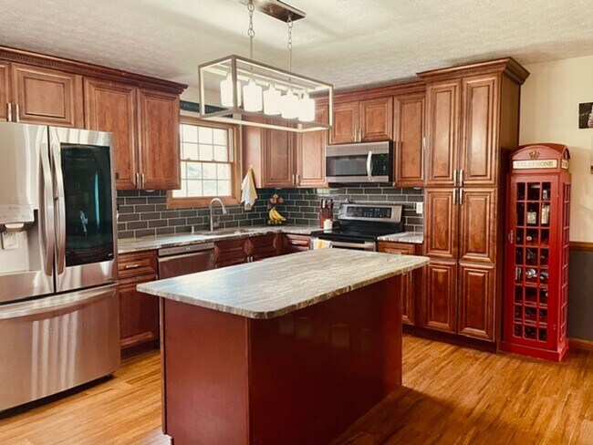 Building Photo - 806 Foxfire Rd