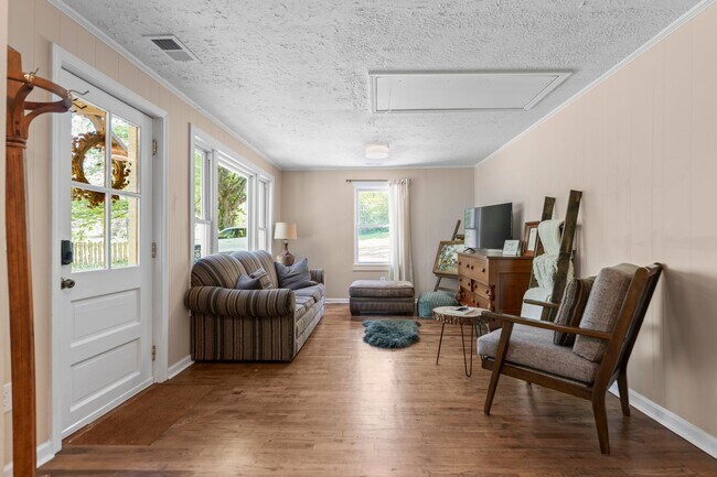 Building Photo - 3 Bedroom Furnished in Oldham County