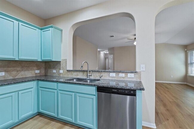 Building Photo - 519 Pinnacle Dr