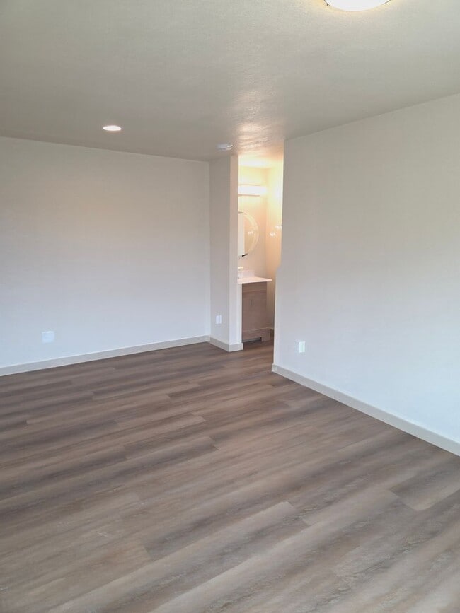 Building Photo - 1805 James Pl