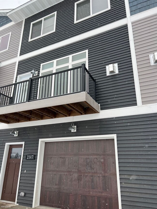 Building Photo - 3 br, 2.5 bath Townhome - Benson Courtyard...