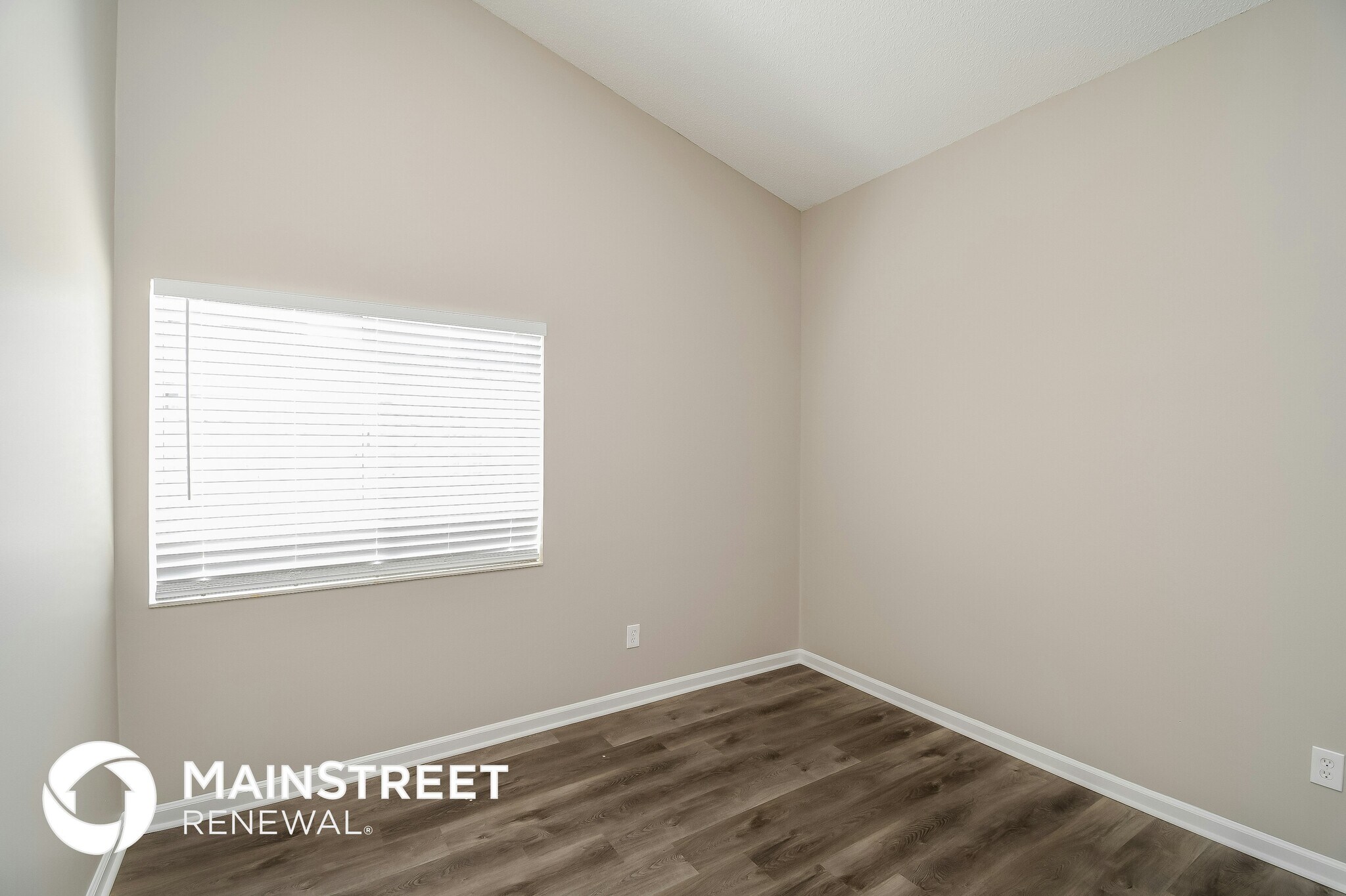 Building Photo - 8854 Rose Hill Dr N