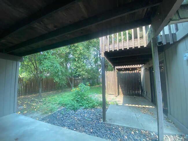 Building Photo - South Hill Triplex-Nestled away in private...
