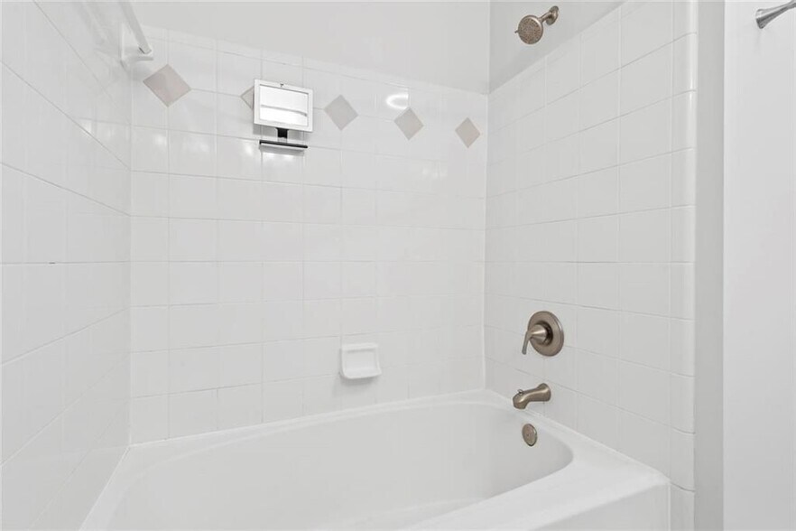 Building Photo - 955 Juniper St NE