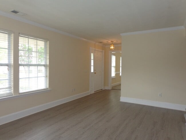 Building Photo - HUNNINGDON COMMONS