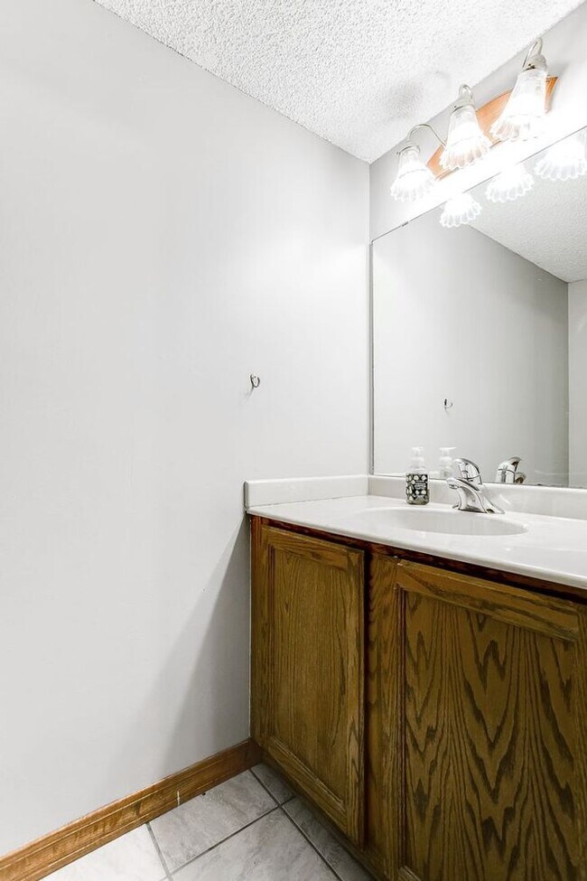 Building Photo - 2 Bed | 1.5 Bath | Townhome in Eden Prairie | 2 Garages Spaces Included