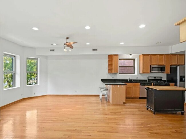 Building Photo - 6133 S Drexel Ave