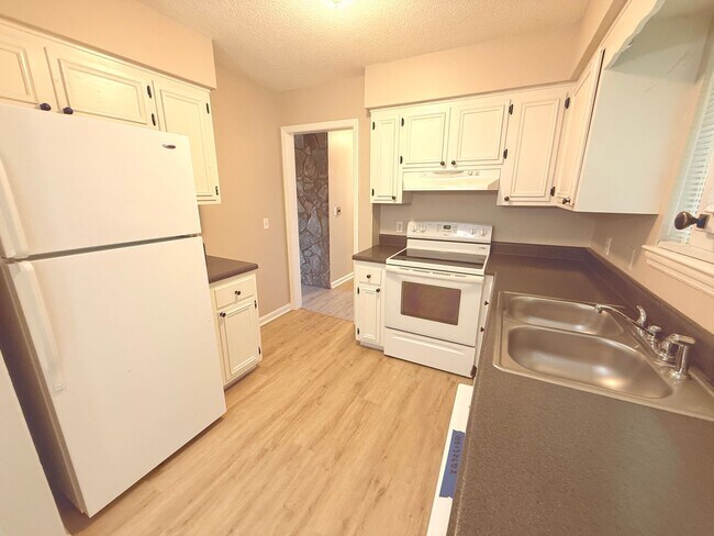 Building Photo - 4751 Tessie Ln