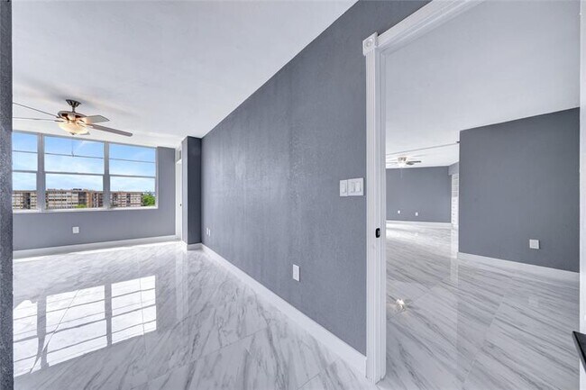 Building Photo - 1100 St Charles Pl