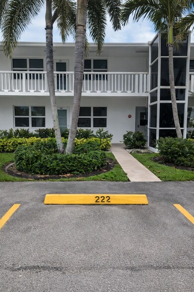 Building Photo - 222 Somerset L