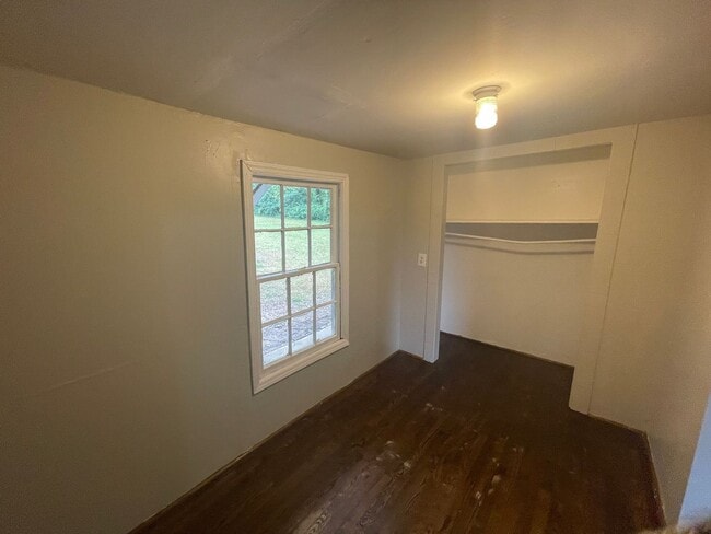 Building Photo - 3 bedroom 1 bath house available!  Freshly...
